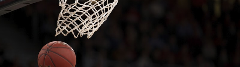 NBA季后赛精彩扣篮瞬间：詹姆斯突破上篮